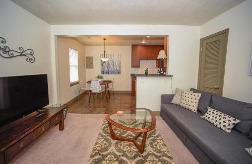 Grandview House | Bright and Quiet 1BR with Kitchen, Backyard and Parking