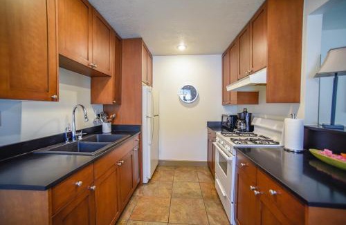Grandview House | Bright and Quiet 1BR with Kitchen, Backyard and Parking