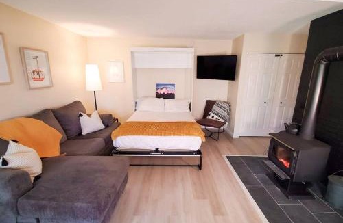 East Burke Apartment | Burke Abode - Trailside Condo with King & Full Beds