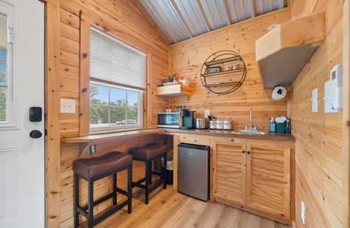 Rockwell Cabin | Cabin #1 @ Rock Creek Cabins! King Bed! 15 min. to Bathhouse Row! Pet Friendly!