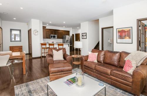 Avon House | Canyon Run