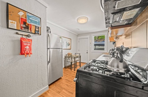 Hot Springs House | Cedar Blossom Bungalow - Pet friendly getaway with a 5 min walk to downtown