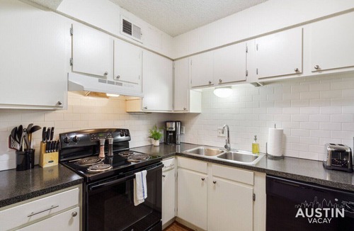 Clarksville Apartment | Central Austin 2 Story Apt | Sleeps 4 + Free Prkg