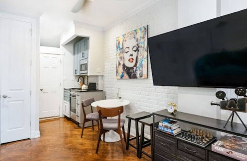 Ukrainian Village Apartment | Charming 1-Bedroom Apartment in the Heart of EV