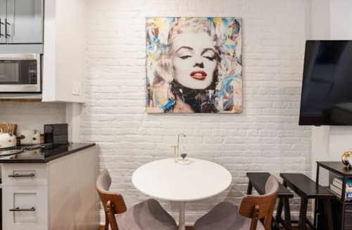 Ukrainian Village Apartment | Charming 1-Bedroom Apartment in the Heart of EV