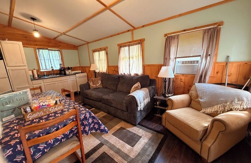 Mooers Forks Cabin | Charming 2-bedroom cabin with AC in West Chazy