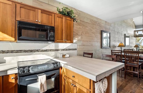 Redmond House | Charming 3-bedroom townhome with WiFi, fitness room in peaceful Redmond
