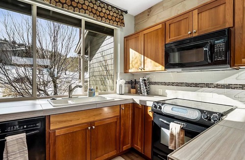 Redmond House | Charming 3-bedroom townhome with WiFi, fitness room in peaceful Redmond