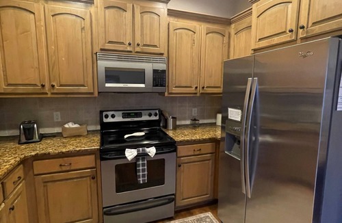 Hollister House | Charming Deep Roots Den on Table Rock. Great get away location. Rare find.