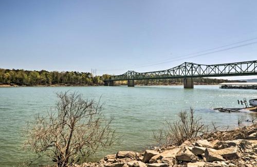 Higden House | Charming Home w/Porch: Walk to Greers Ferry Lake!