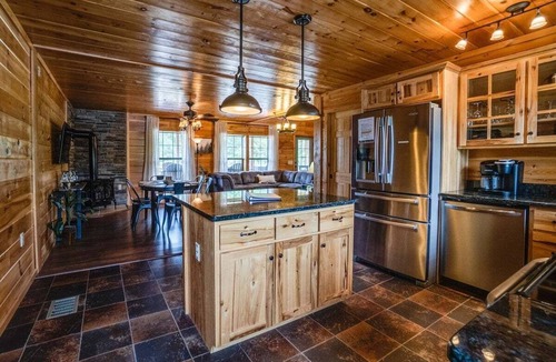 Himrod Cabin | Chateau: 3 bedroom cabin with hot tub, pool table, lake view