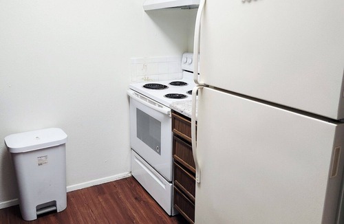 Overland Apartment | Chic 1- Queen Bed, Non Smoking-Near Airport, Kitchen, Twin Bed