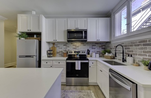 New Pathways Apartment | Chic 2BR Midtown Retreat: Your Gateway to Memphis Magic!
