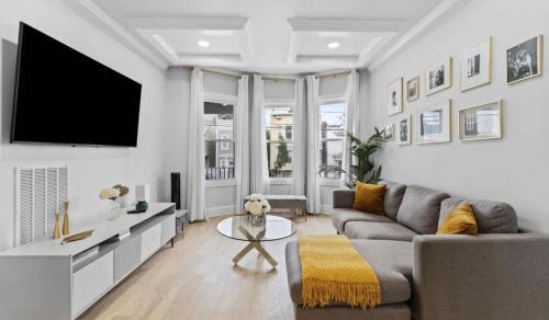 McGinley Square House | Chic 3BR-4BD-3Bath Oasis with Backyard Near NYC