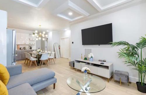 McGinley Square House | Chic 3BR-4BD-3Bath Oasis with Backyard Near NYC