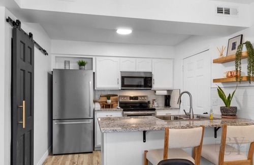 Berryville House | Chic Berryville Home - In Town - Day Trip to Eureka Springs & Branson