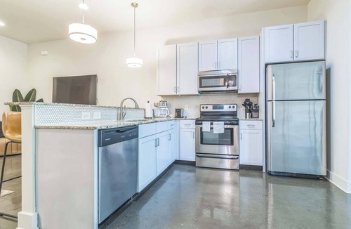 West End Condo | Chic Condo for 4 Near West End