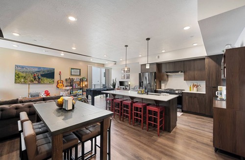 People's Freeway Condo | Chic & Modern Spacious Downtown Loft w/Free Secured Parking, Balcony, Near TRX