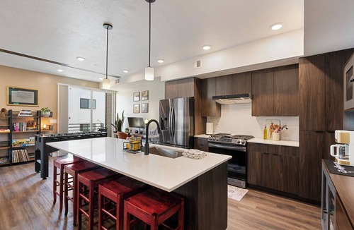 People's Freeway Condo | Chic & Modern Spacious Downtown Loft w/Free Secured Parking, Balcony, Near TRX