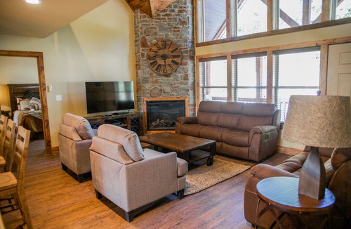 Reeds Spring Cabin | Close to SDC. 4 Bed, 4 Bath Lodge at beautiful Stonebridge Resort.