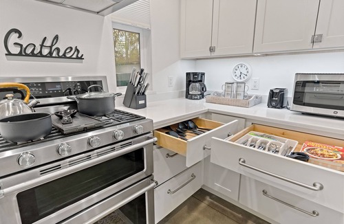 Southgate House | Coastal Cottage | Outdoor Oasis w/Fire Pit + Grill!