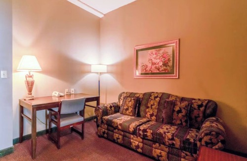 Jonesboro Hotel | Comfort & Convenience off I-555: Near ASU, Shopping & Craighead Forest | 3 Units