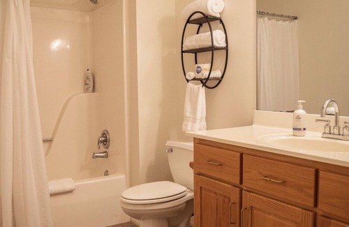 Cherokee Village Hotel | Condo 303 is a spacious two-bedroom/two-bathroom unit at Cooper's Pointe