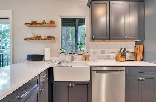 West Hartford Condo | Condo with Hot Tub & Private Sauna, Deere Run