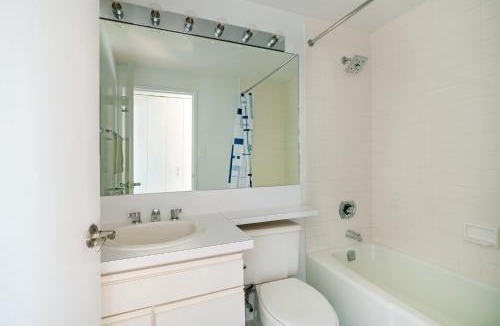 Lincoln Square Apartment | Contemporary 2 Bed 2 Bath Apt Bright and Sunny