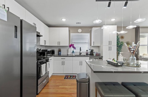 Elizabeth Apartment | Contemporary 3bds near NYC/EWR with free parking