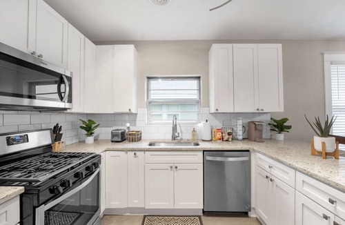 Vollintine-Evergreen House | Contemporary Cottage near zoo and Rhodes college