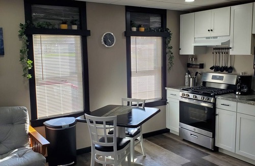 Whitehall Apartment | Contemporary king w/futon