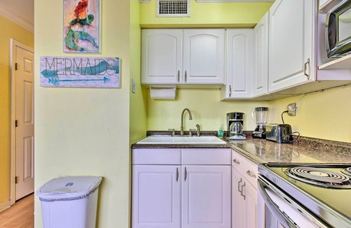 North Beach Condo | Corpus Christi Beachfront Condo w/Pool Access!