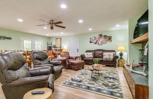 Cotter House | Cotter Home w/Deck ~ 1 Mi to Big Spring Park!