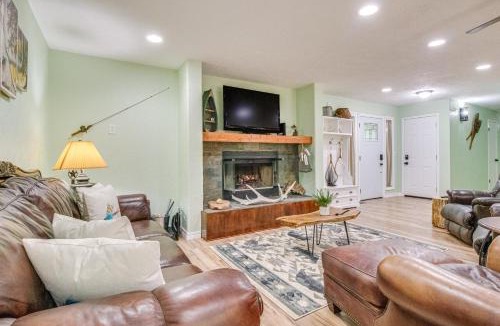 Cotter House | Cotter Home w/Deck ~ 1 Mi to Big Spring Park!