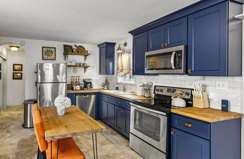 San Jacinto Cottage | Cowboy Pool Steps to Beach! King Bed Parking + Bikes
