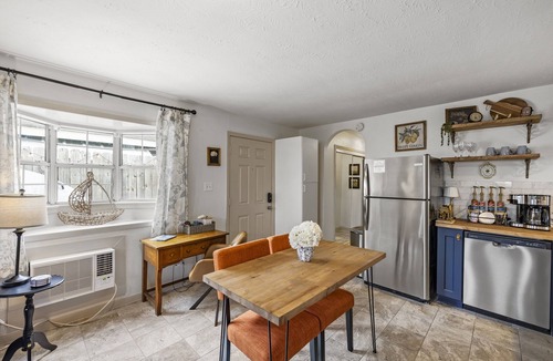 San Jacinto Cottage | Cowboy Pool Steps to Beach! King Bed Parking + Bikes