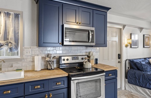 San Jacinto Cottage | Cowboy Pool Steps to Beach! King Bed Parking + Bikes