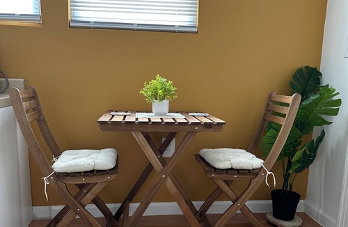 Elizabeth Apartment | Cozy 1-bedroom apartment with Kitchen, Wi-Fi and AC in charming Elizabeth.