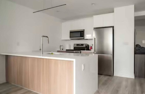 Greenpoint Apartment | Cozy 1-bedroom @ luxury waterfront tower in Greenpoint right across of Manhattan