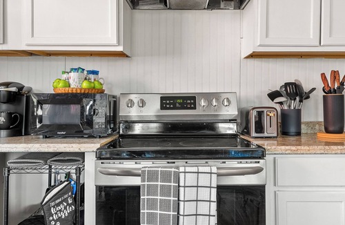 Memphis House | Cozy 1BR 2mi to Midtown & Crosstown Pet Friendly