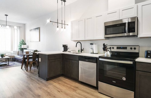 Elizabeth Apartment | Cozy 1BR Next to Airport y9n8
