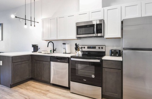 Elizabeth Apartment | Cozy 1BR Next to Airport y9n8