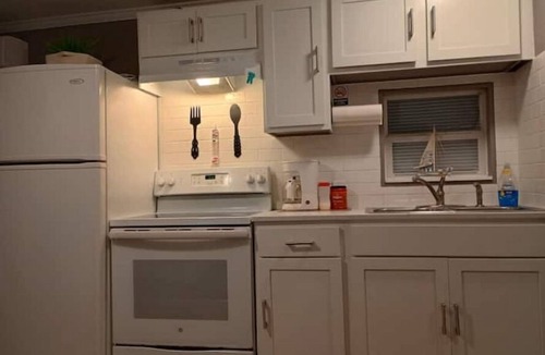San Leon Cottage | Cozy 2-bedroom cottage tiny house in Sunny San Leon TX