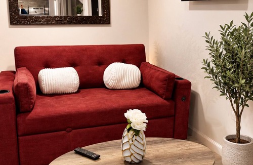 Union City Apartment | Cozy 2BD Basement Haven in the Big Apple…