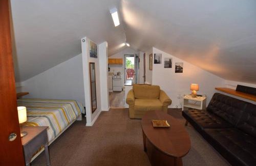 Communipaw Apartment | Cozy Alcove Studio Apt w Outdoor deck w NYC Views