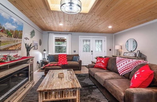 Walnut Shade House | Cozy Barn, Hot tub, Near Branson, MO