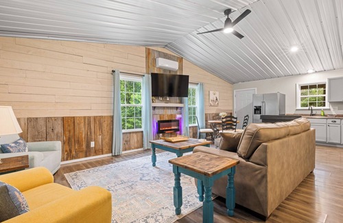 Harrison Cabin | Cozy cabin, pet, king bed, wifi, Great for Riders!