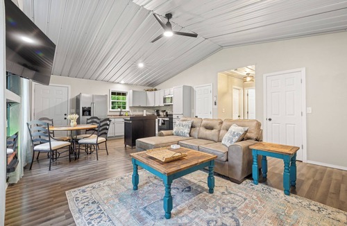 Harrison Cabin | Cozy cabin, pet, king bed, wifi, Great for Riders!