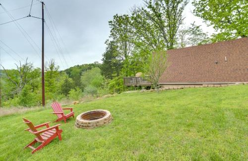 Rockaway Beach Apartment | Cozy Cabin w/Fire Pit: Walk to Lake Taneycomo!